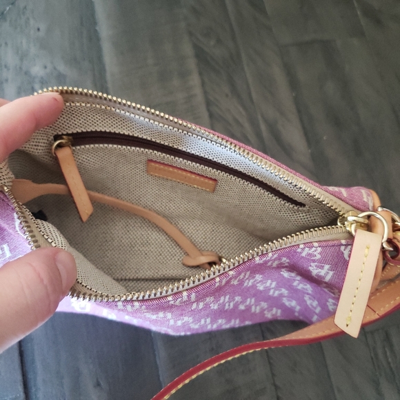 *SOLD* NWOT Dooney & Bourke barrel bag - Picture 6 of 7